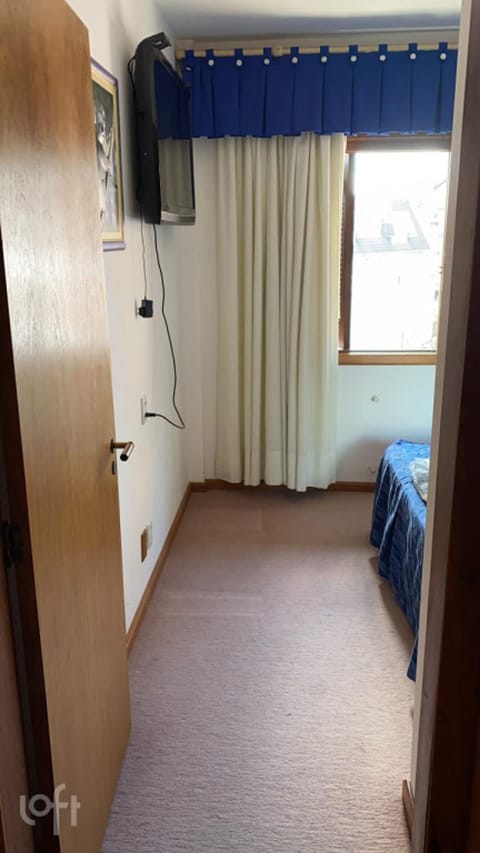 Image 10 - 255928