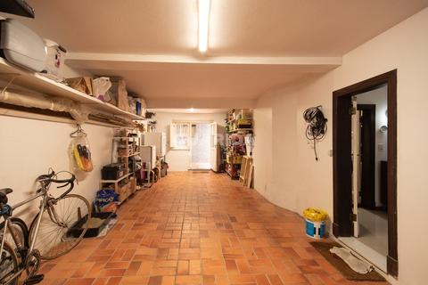 Image 17 - 257736
